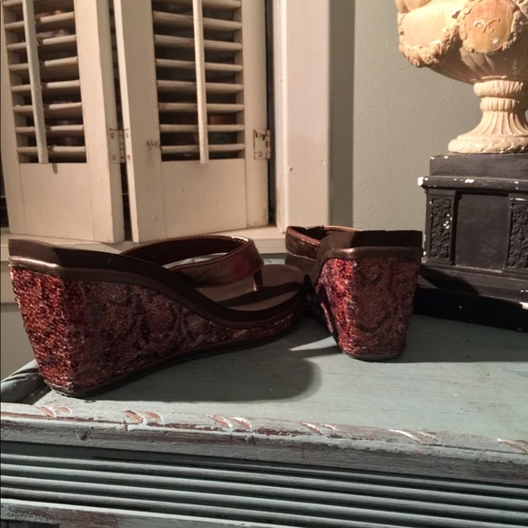 Very Volatile Flip Flops - Picture 3 of 5